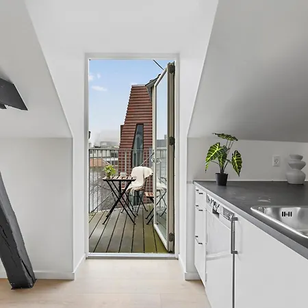 City-center Penthouse W Private Balcony Appartamento *