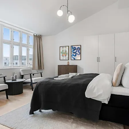 City-center Penthouse W Private Balcony Appartamento