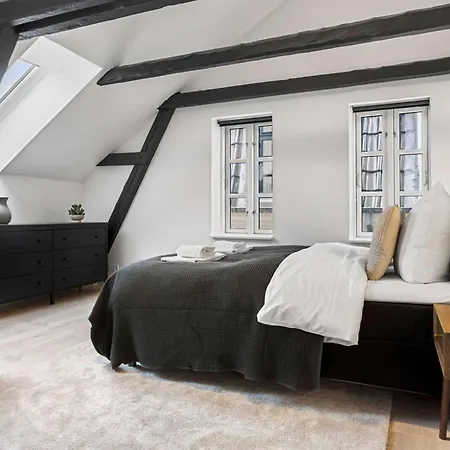 City-center Penthouse W Private Balcony Appartamento *