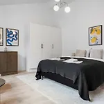 City-center Penthouse W Private Balcony Lägenhet *