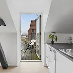 City-center Penthouse W Private Balcony Apartment *