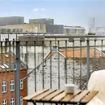 City-center Penthouse W Private Balcony Apartment *