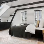 City-center Penthouse W Private Balcony Apartment *